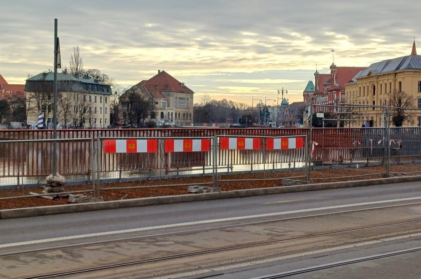 Utrudnienia na mostach Uniwersyteckich. W środę 29 stycznia betonowanie obejmie most południowy, w czwartek 30 stycznia prace będą realizowane na moście północnym.