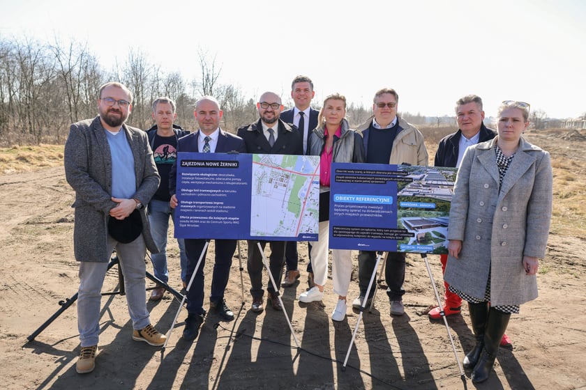 Uczestnicy konferencji prasowej w pobliżu al. Architektów, którą prowadzić będą tory do nowej zajezdni