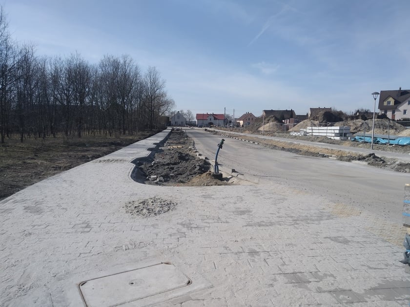 Na osiedlu Lipa Piotrowska kończy się budowa zupełnie nowej trasy  - łącznika między ulicami Cynamonową a Pełczyńską.