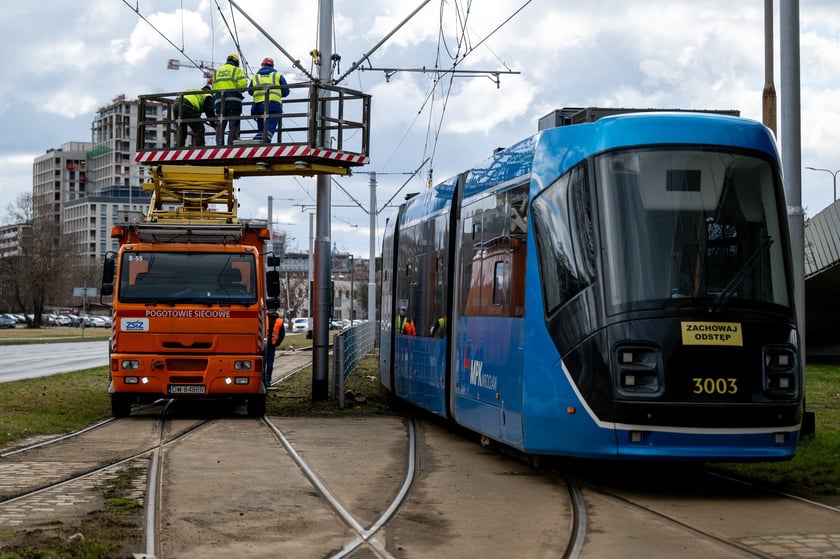 Połamane pantografy na pl. Społecznym i Wyszyńskiego.  Tramwaje mają objazdy