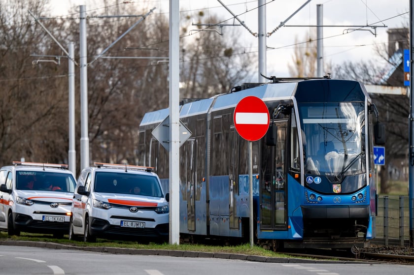 Połamane pantografy na pl. Społecznym i Wyszyńskiego.  Tramwaje mają objazdy