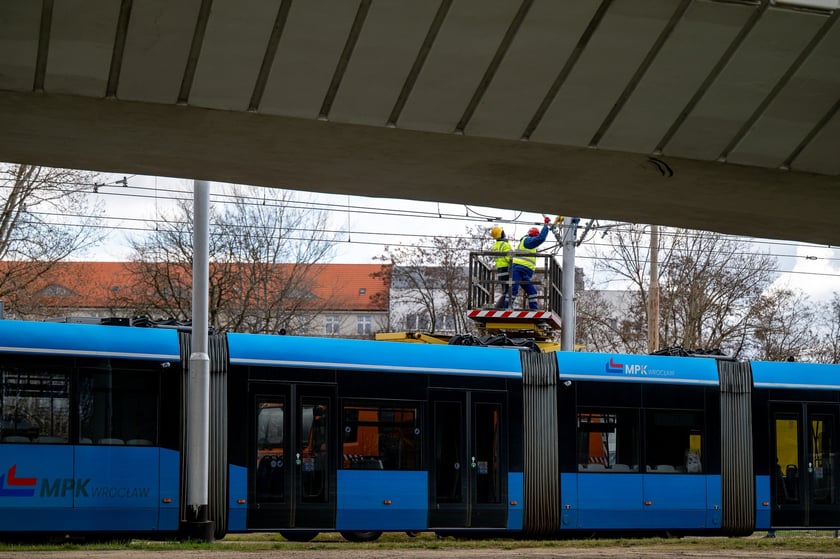 Połamane pantografy na pl. Społecznym i Wyszyńskiego.  Tramwaje mają objazdy