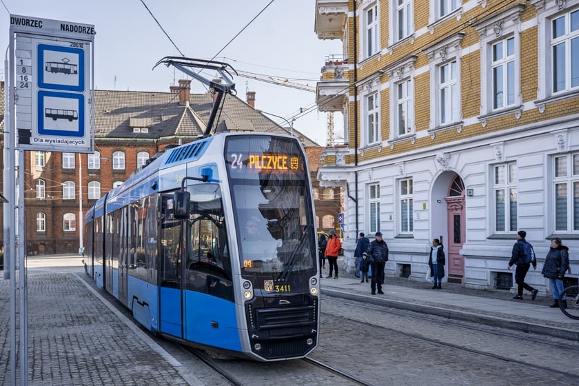 Tramwaj na wyremontowanym pl. Powstańców Wielkopolskich