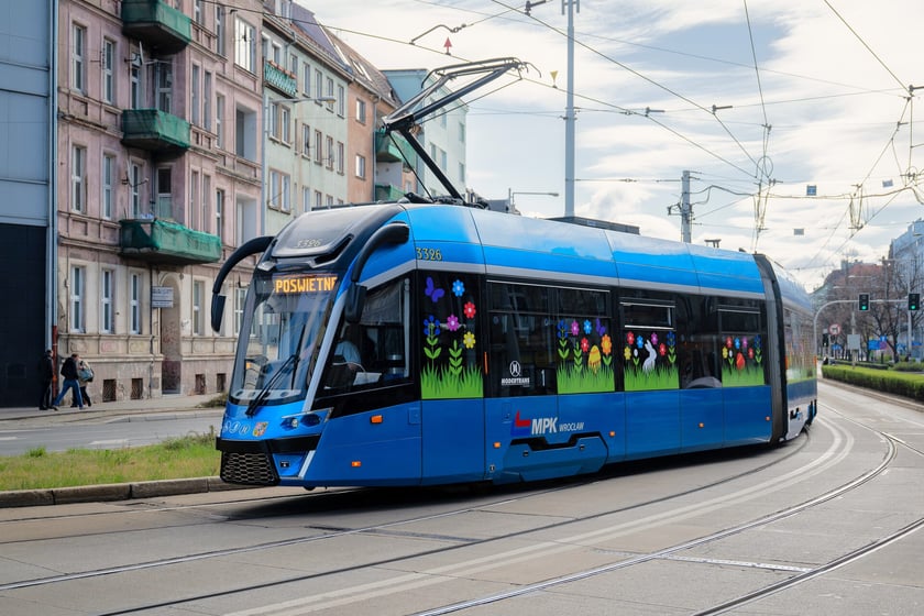 Wielkanocny tramwaj MPK Wrocław na placu Grunwaldzkim