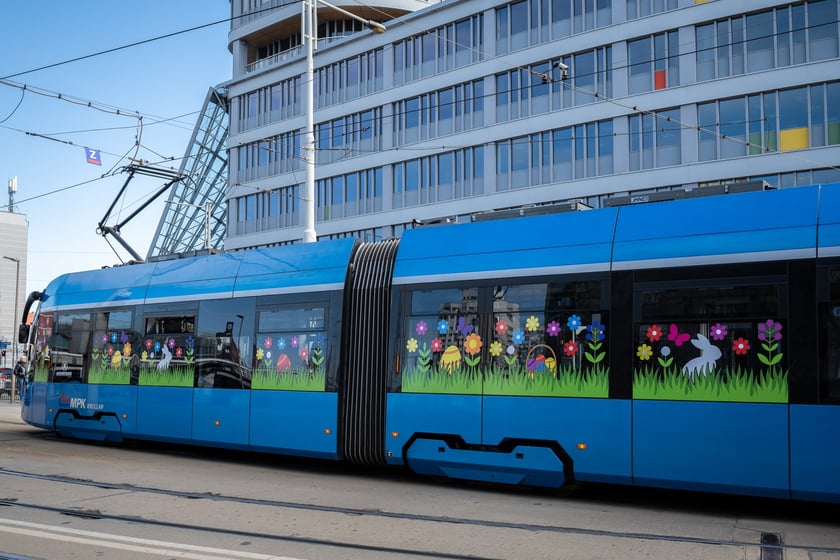 Wielkanocny tramwaj MPK Wrocław na placu Grunwaldzkim
