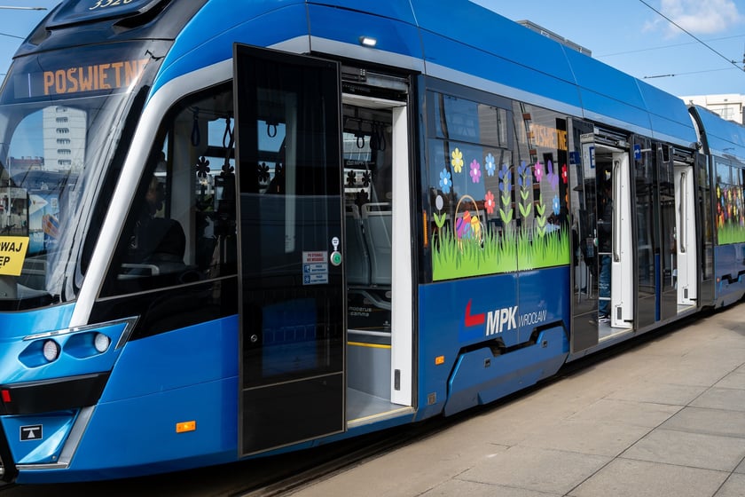 Wielkanocny tramwaj MPK Wrocław na placu Grunwaldzkim