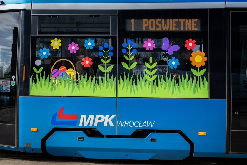 Wielkanocny tramwaj MPK Wrocław na placu Grunwaldzkim