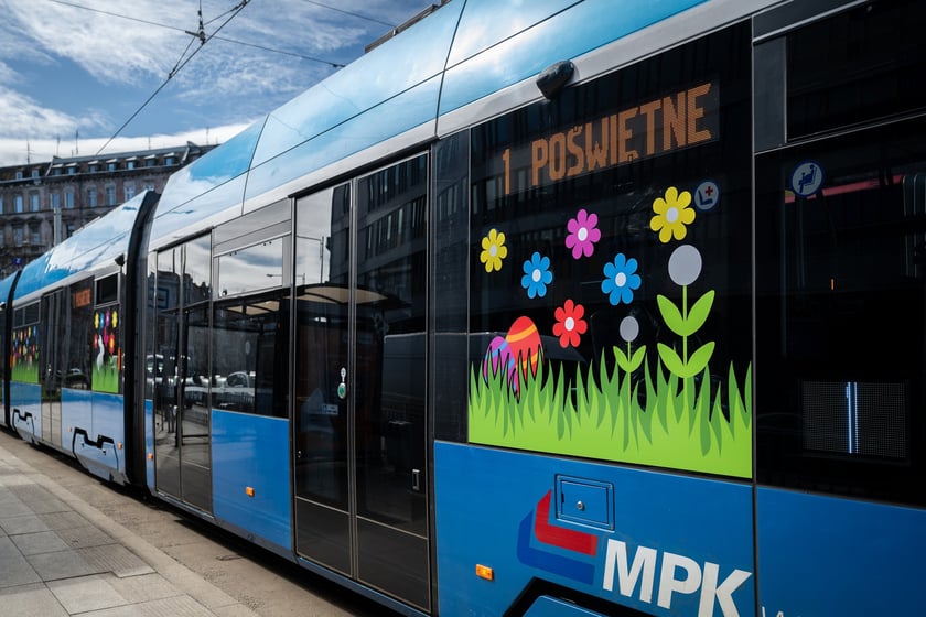 Wielkanocny tramwaj MPK Wrocław na placu Grunwaldzkim