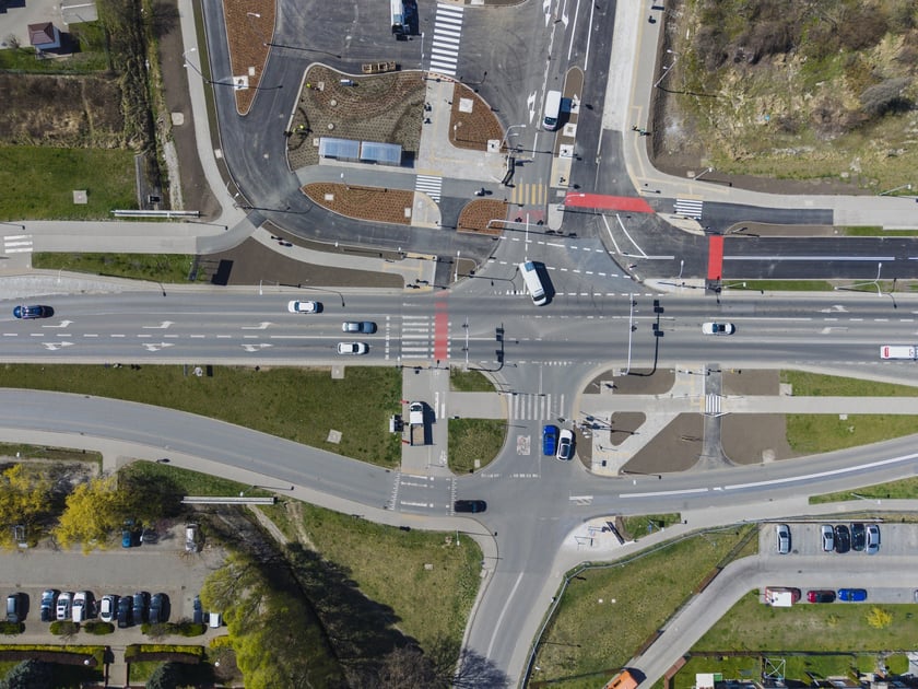 Skrzyżowanie Buforowej ze Strawińskiego i Kajdasza. Na g&oacute;rze zdjęcia widać trasę autobusową i fragment pętli "Jagodno"