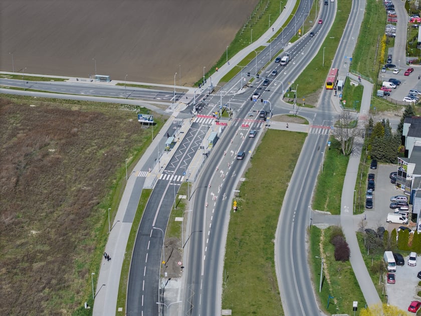 Trasa autobusowa na Jagodno już niemal gotowa. Zdjęcie z lotu ptaka na skrzyżowanie Buforowej z Lutosławskiego&nbsp;