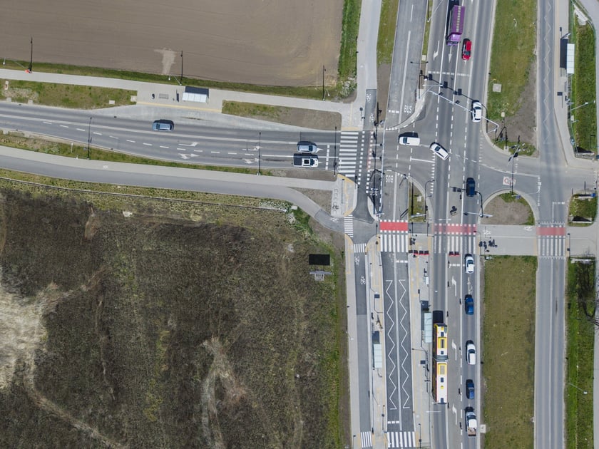 Trasa autobusowa na Jagodno już niemal gotowa. Zdjęcie z lotu ptaka na skrzyżowanie Buforowej z Lutosławskiego&nbsp;