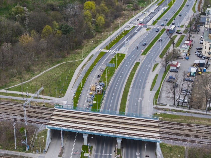 Trasa autobusowa na Jagodno na wysokości wiaduktu kolejowego nad ulicą Bardzką&nbsp;