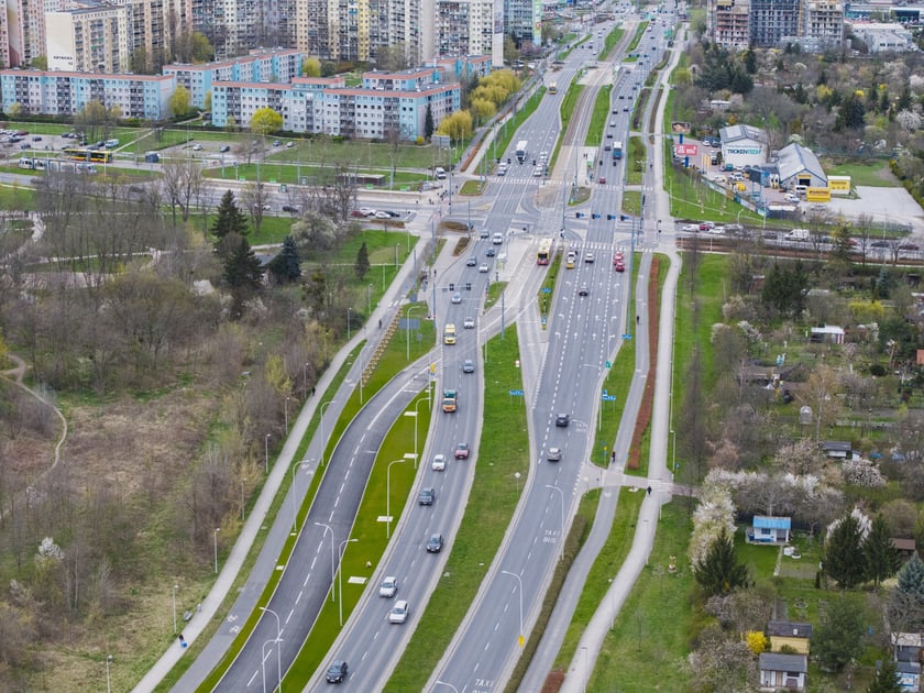 Ulica Bardzka i początek trasy autobusowej na Jagodno. U g&oacute;ry skrzyżowanie Bardzkiej ze Świeradowską i Morwową&nbsp;