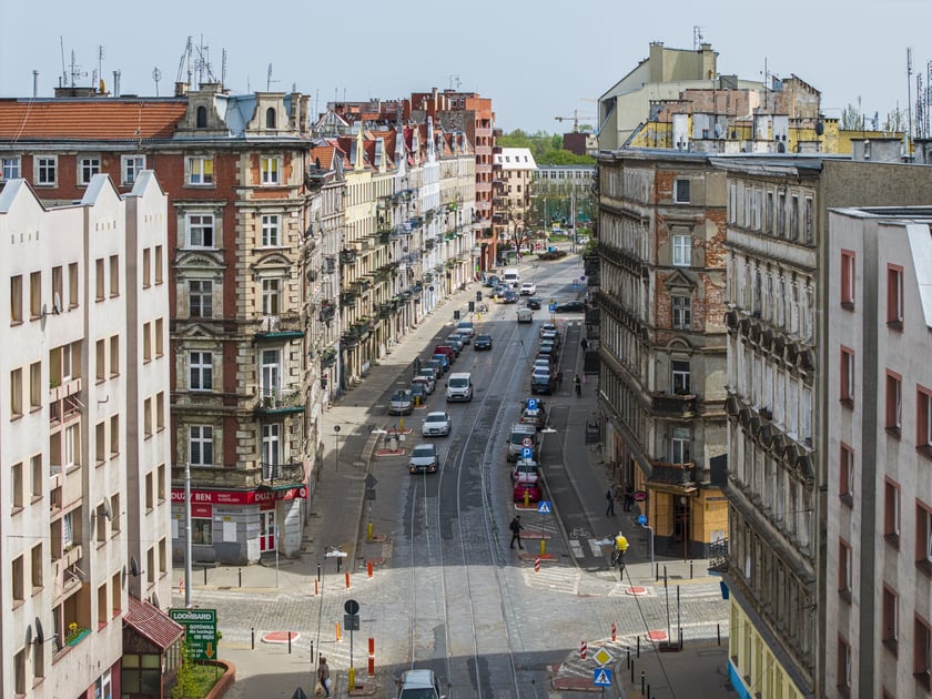 Ulica Kościuszki. Na pierwszym planie skrzyżowanie z Więckowskiego&nbsp;