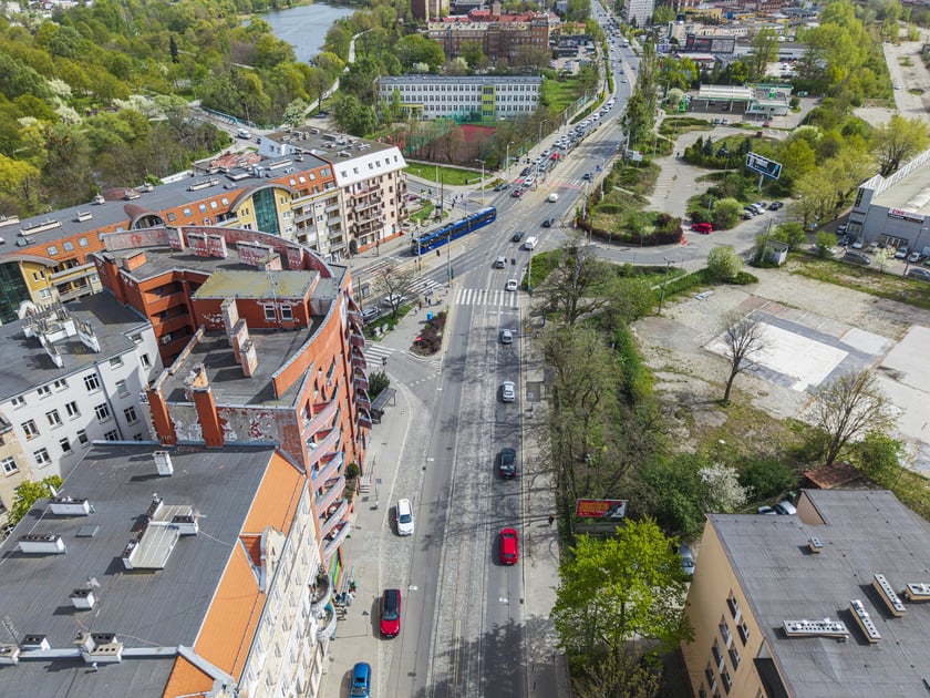 Widok na zbiegające się ulice Kościuszki, Traugutta i Krakowską&nbsp;