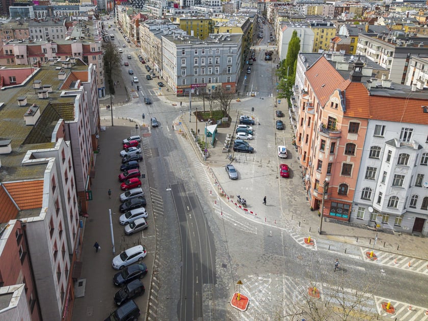 Tak zwany plac tr&oacute;jkątny u zbiegu Kościuszki i Komuny Paryskiej&nbsp;