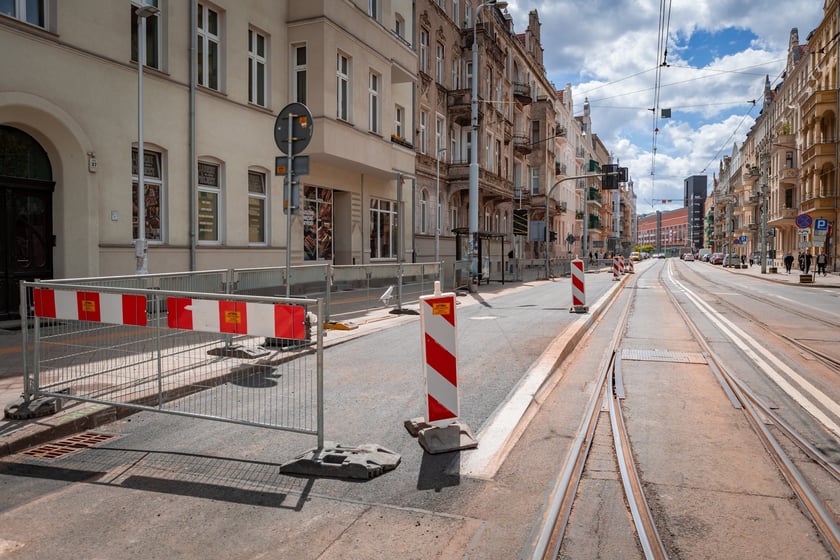 Cztery przystanki wiedeńskie przy skrzyżowaniu Sienkiewicza z Piastowską są już na ukończeniu