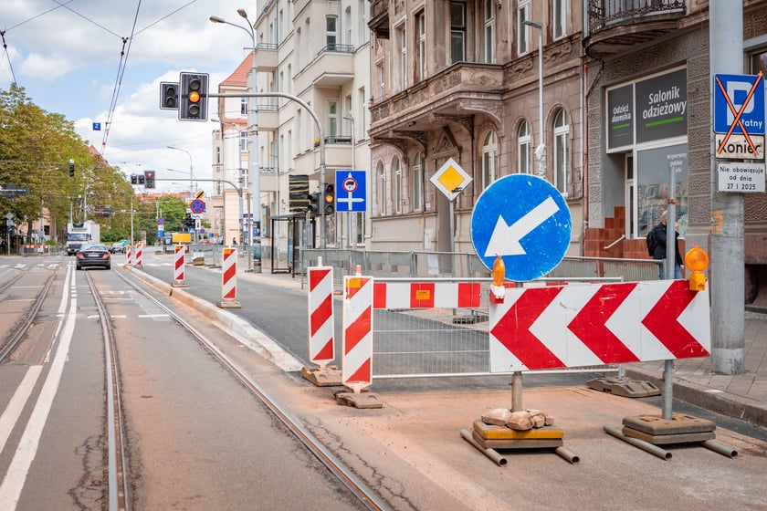 Cztery przystanki wiedeńskie przy skrzyżowaniu Sienkiewicza z Piastowską są już na ukończeniu