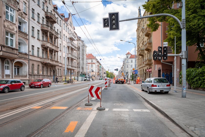 Cztery przystanki wiedeńskie przy skrzyżowaniu Sienkiewicza z Piastowską są już na ukończeniu
