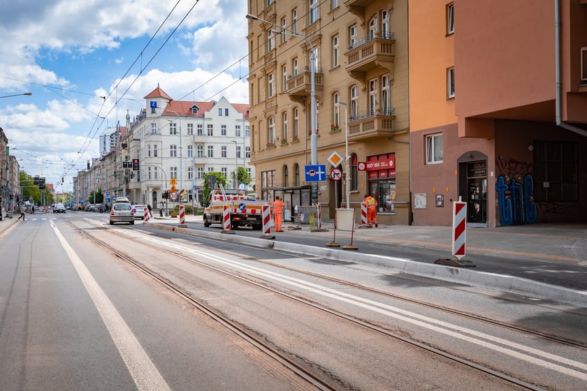 Cztery przystanki wiedeńskie przy skrzyżowaniu Sienkiewicza z Piastowską są już na ukończeniu