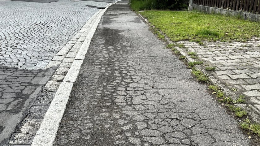 Chodnik na ulicy Lakierniczej&nbsp;