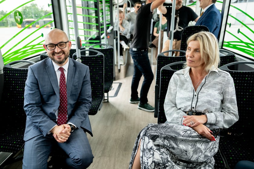 Przejaźdżka Solarisem Urbino 12 electric po podpisaniu umowy na zakup siedmiu takich autobus&oacute;w. Prezes MPK Witold Woźny i wiceprezydent Renata Granowska&nbsp;