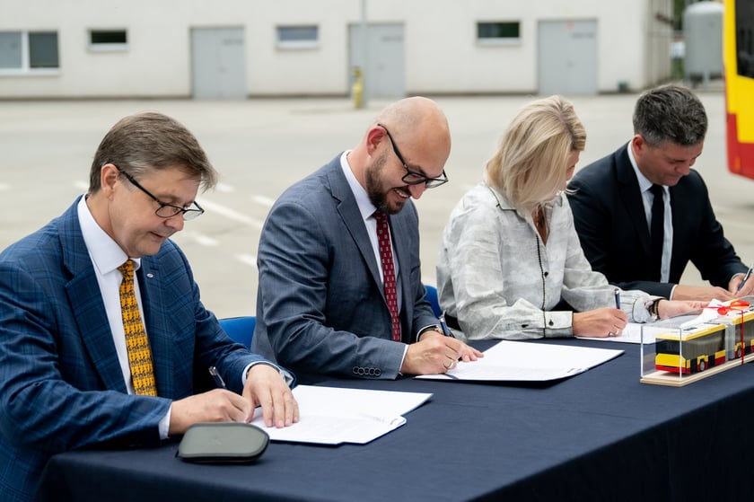 Podpisanie umowy na zakup siedmiu autobus&oacute;w Solaris Urbino 12 electric. Waldemar Wlazło z Solaris Bus &amp; Coach, Witold Woźny z MPK, wiceprezydent Renata Granowska i Przemysław Nowicki z MPK&nbsp;