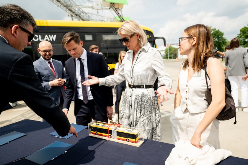 Podpisanie umowy na zakup siedmiu autobusów Solaris Urbino 12 electric