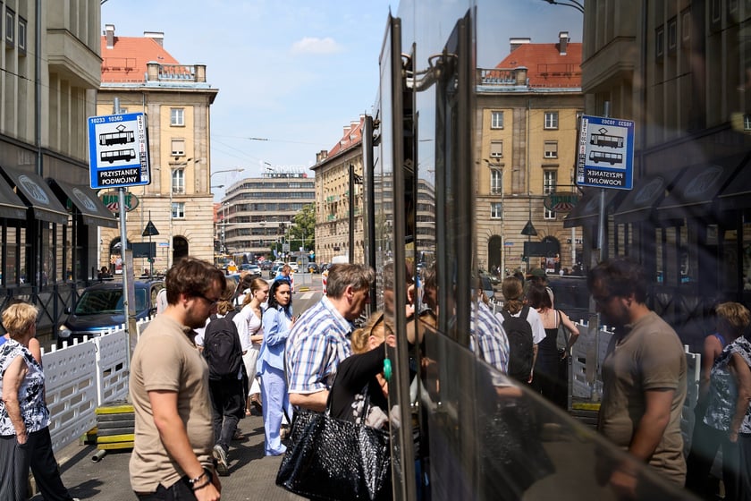 Przy skrzyżowaniu Świdnickiej z Piłsudskiego, druga połowa czerwca 2025