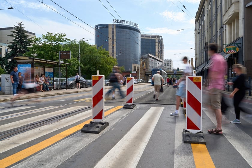 Przy skrzyżowaniu Świdnickiej z Piłsudskiego, druga połowa czerwca 2025