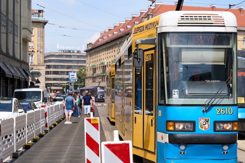 Przy skrzyżowaniu Świdnickiej z Piłsudskiego, druga połowa czerwca 2025