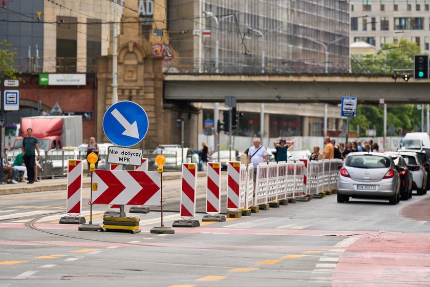 Przy skrzyżowaniu Świdnickiej z Piłsudskiego, druga połowa czerwca 2025
