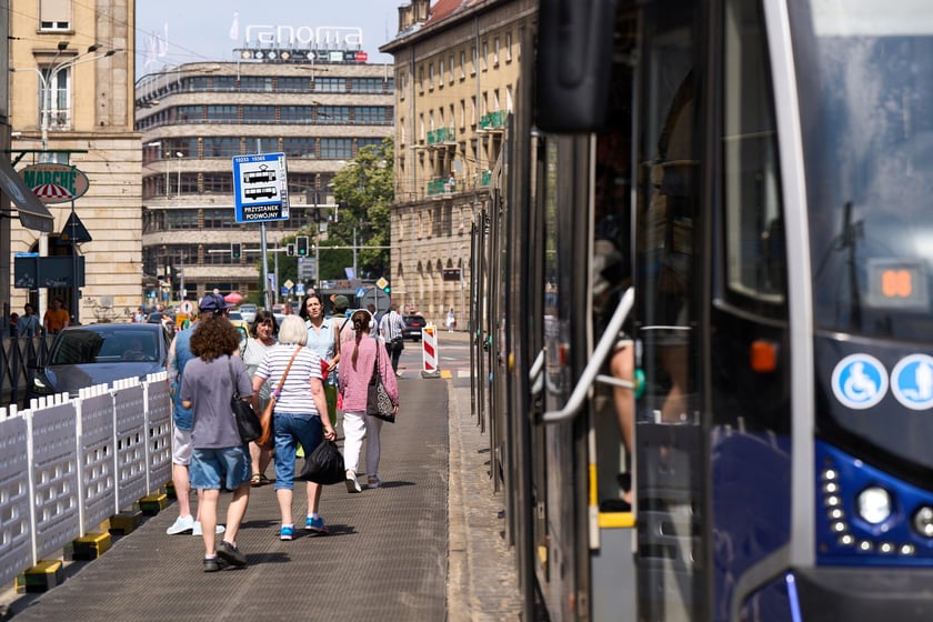 Przy skrzyżowaniu Świdnickiej z Piłsudskiego, druga połowa czerwca 2025