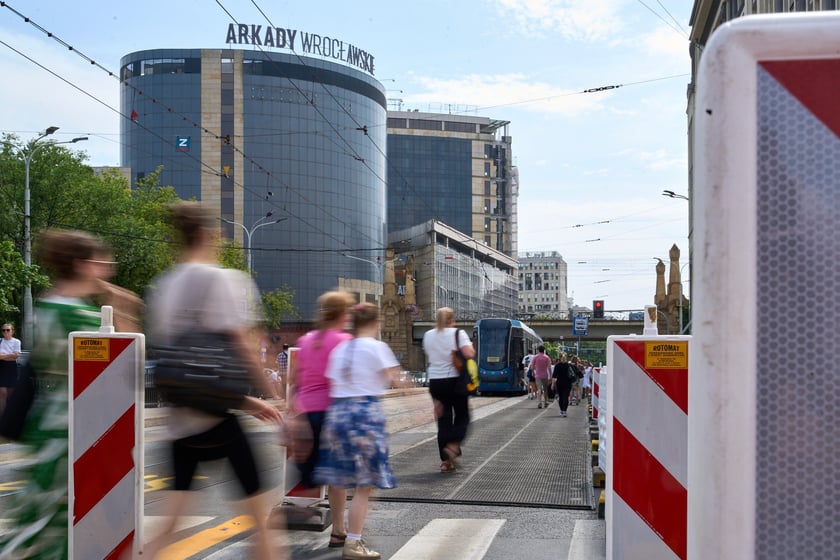Przy skrzyżowaniu Świdnickiej z Piłsudskiego, druga połowa czerwca 2025