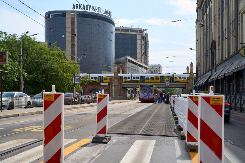 Przy skrzyżowaniu Świdnickiej z Piłsudskiego, druga połowa czerwca 2025