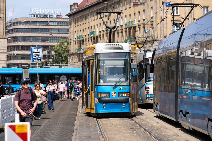 Przy skrzyżowaniu Świdnickiej z Piłsudskiego, druga połowa czerwca 2025