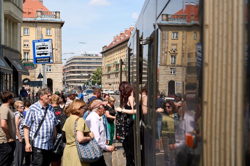 Przy skrzyżowaniu Świdnickiej z Piłsudskiego, druga połowa czerwca 2025