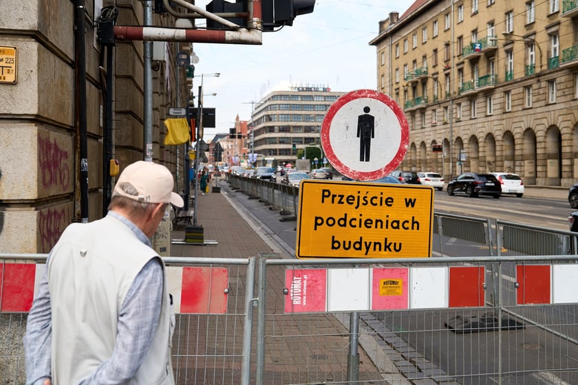 Przy skrzyżowaniu Świdnickiej z Piłsudskiego, druga połowa czerwca 2025