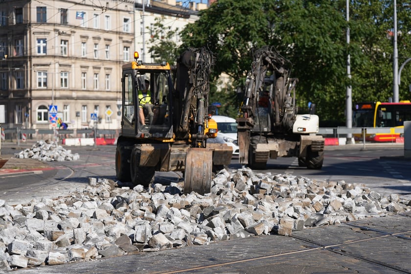 Na skrzyżowaniu ulic Pomorskiej i Dubois w sobotę 5 lipca rozpoczął się remont torowiska