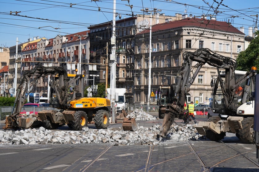 Na skrzyżowaniu ulic Pomorskiej i Dubois w sobotę 5 lipca rozpoczął się remont torowiska