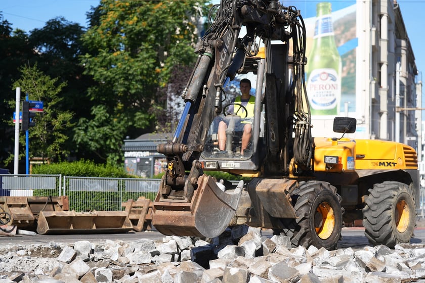Na skrzyżowaniu ulic Pomorskiej i Dubois w sobotę 5 lipca rozpoczął się remont torowiska