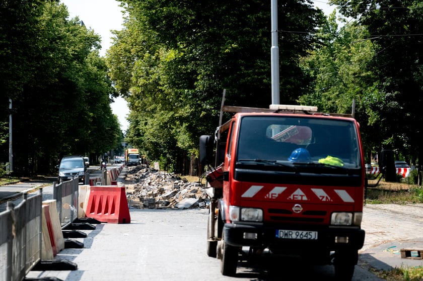 Prace na ul. Powstańców Śląskich we Wrocławiu, 15 lipca 2025