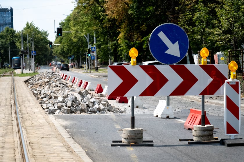 Prace na ul. Powstańców Śląskich we Wrocławiu, 15 lipca 2025