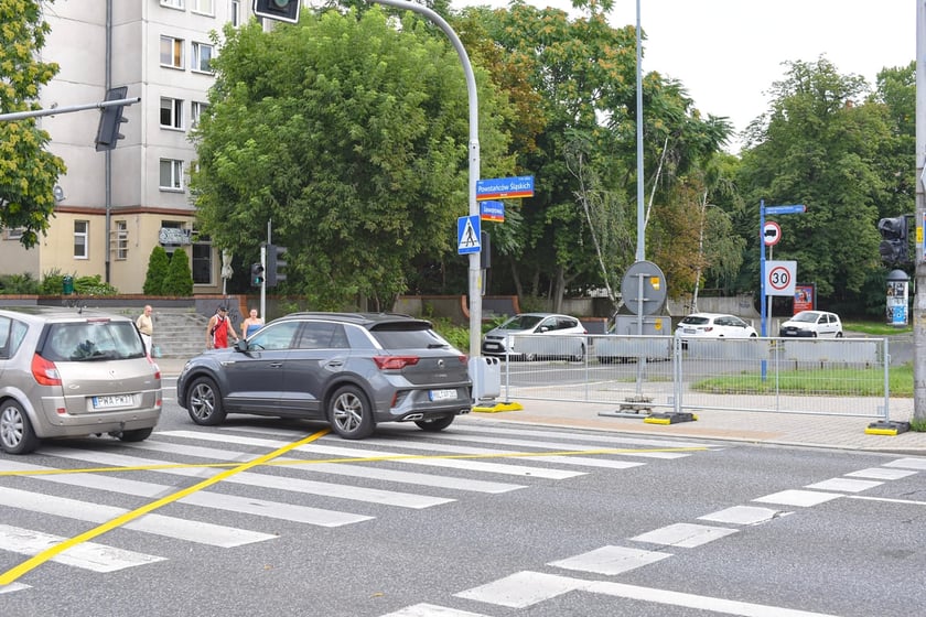 Remont na skrzyżowaniu ulic Powstańc&oacute;w Śląskich i Jastrzębiej we Wrocławiu. 26.07.2025