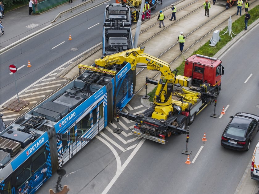 Zderzenie tramwaju z samochodem osobowym na ul. Dmowskiego, 28 lipca 2025 r