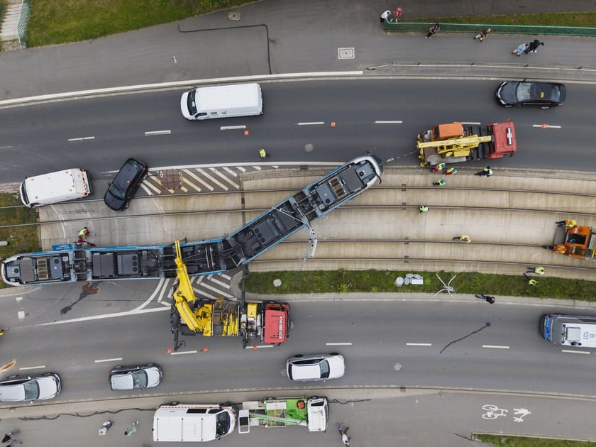 Zderzenie tramwaju z samochodem osobowym na ul. Dmowskiego, 28 lipca 2025 r