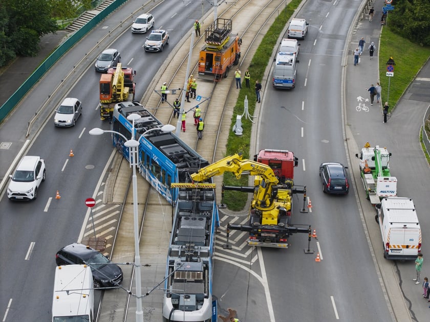 Zderzenie tramwaju z samochodem osobowym na ul. Dmowskiego, 28 lipca 2025 r