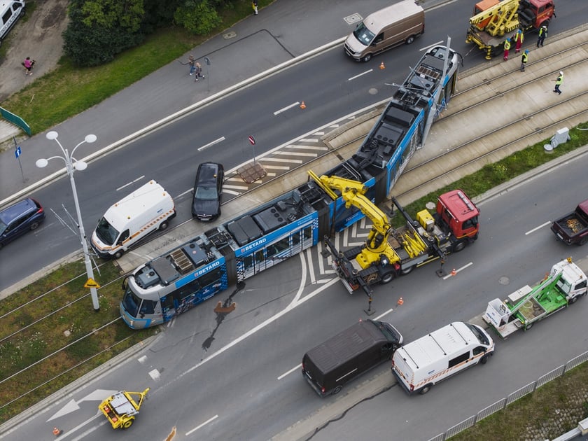 Zderzenie tramwaju z samochodem osobowym na ul. Dmowskiego, 28 lipca 2025 r