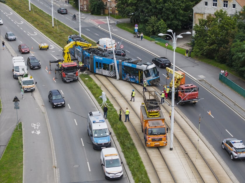 Zderzenie tramwaju z samochodem osobowym na ul. Dmowskiego, 28 lipca 2025 r