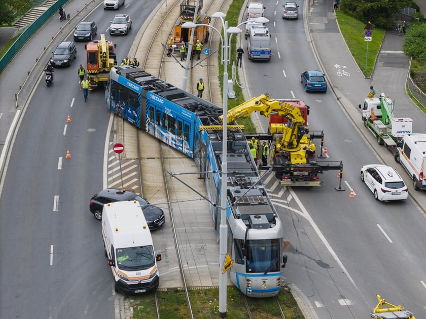 Zderzenie tramwaju z samochodem osobowym na ul. Dmowskiego, 28 lipca 2025 r